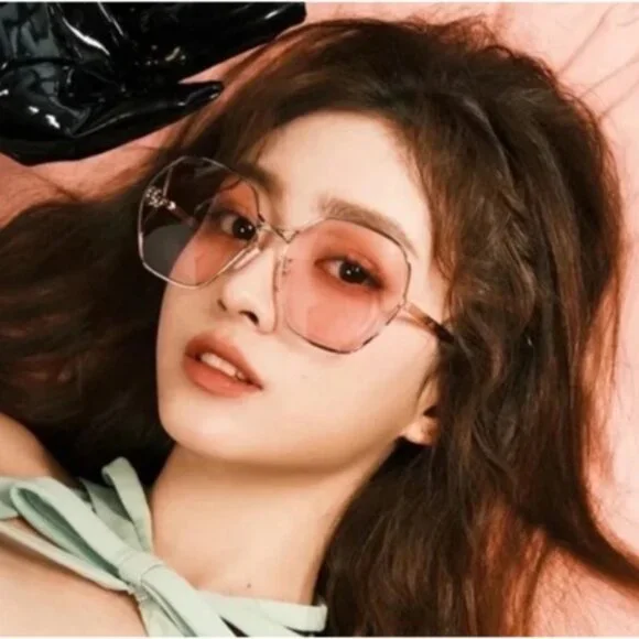 NEW GUCCI SUNGLASSES - Picture 3 of 4